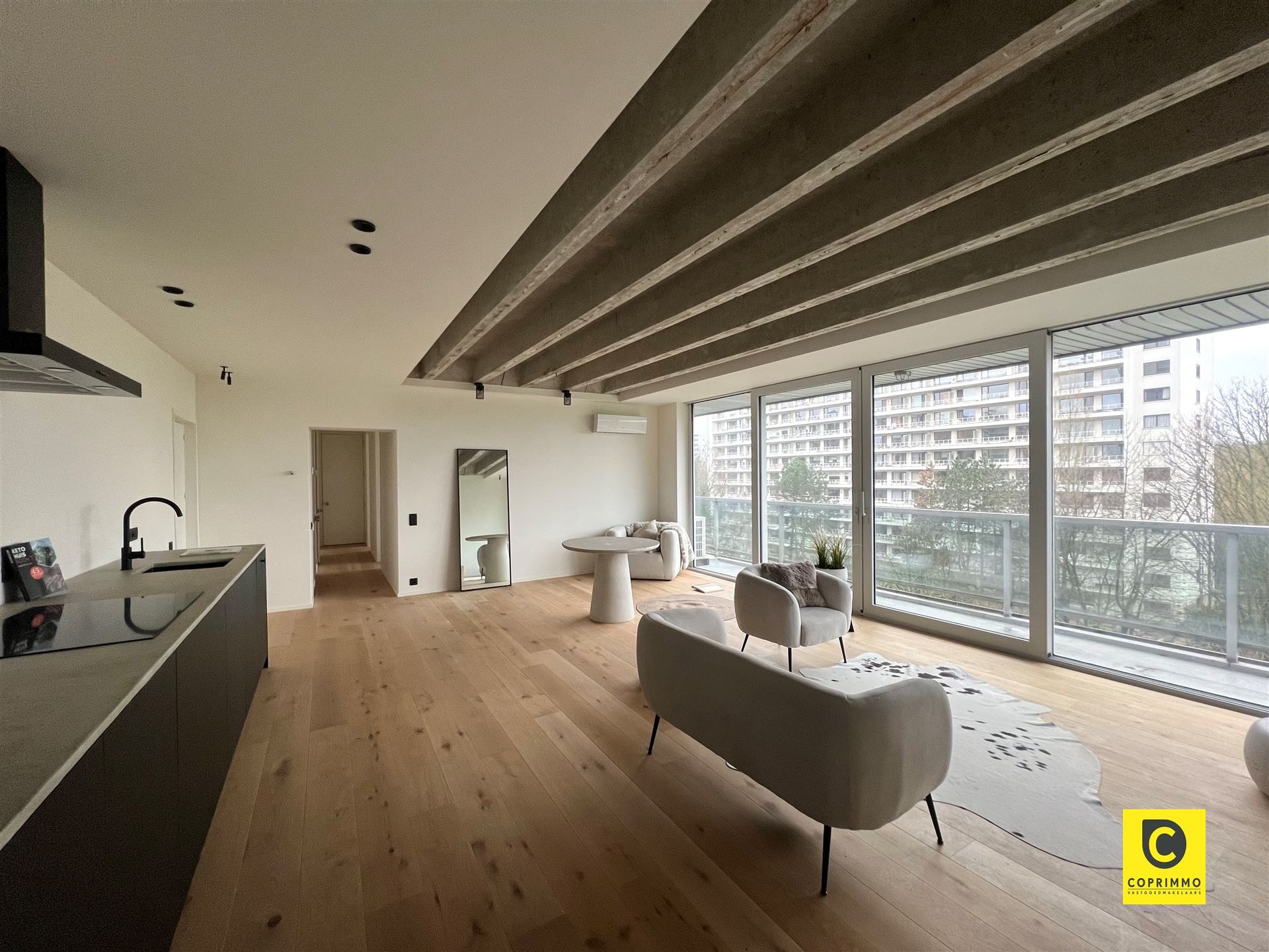 Volledig gerenoveerd 2-slk appartement met ruim terras en garagebox te Berchem! - foto 2