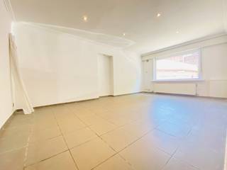 <br /><br />Op zoek naar een starters woning op top locatie? Dan is deze iets voor jou! Met een gunstig EPC hoef je geen zorgen te maken voor renovatie.<br /><br />Indeling:<br />inkomhal, bureau/slaapkamer, toilet, living, keuken, badkamer en koer<br />1ste verdiep: dakterras en 3 slaapkamers<br /><br />Troeven:
<ul><li>EPC C</li><li>nabij openbaar vervoer, school, station,...</li><li>veel mogelijkheid om in te richten naar eigen smaak</li></ul>
<br />