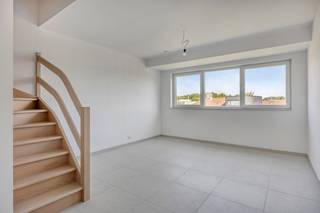 <p>immo DAVID stelt u dit energiezuinige nieuwbouw duplexappartement met twee slaapkamers en een zuidgericht terras van 9 m² voor. Hier geniet u van volledig ontzorgd wonen: alles is nieuw, kwalitatief afgewerkt en ontworpen met oog voor comfort, energiezuinigheid en hedendaags woonplezier.</p>
<p>Het duplexappartement is gelegen op de tweede verdieping, in een verkeersluwe, doodlopende straat, in een kleinschalig gebouw zonder lift, waardoor u geniet van een rustige woonomgeving en lage gemeenschappelijke kosten.</p>
<p>Via de inkomhal komt u in de ruime en lichtrijke leefruimte van 45 m² met open keuken. Vanuit de woonkamer heeft u rechtstreeks toegang tot het zuidgerichte terras van 9 m², waar u de hele dag door van de zon kunt genieten. Verder beschikt het appartement over twee comfortabele slaapkamers van 11 m² en 11 m², een moderne badkamer met inloopdouche en dubbele wastafel, een aparte wasberging, een afzonderlijk hangtoilet met handenwasser en een videofoon voor extra comfort en veiligheid. Via een praktische trektrap bereikt u bovendien de ruime privatieve bergzolder, ideaal als extra bergruimte.</p>
<p>Bij het appartement hoort bovendien een privatieve autostaanplaats en er is een gemeenschappelijke fietsenberging voorzien.</p>
<p>Dankzij de uitstekende energiescore A, zonnepanelen, een warmtepomp en een performant ventilatiesysteem woont u hier niet alleen comfortabel, maar ook bijzonder energiezuinig.</p>
<p>Een absolute topligging, vlak bij het centrum van Zellik, de E40, de Ring Brussel, winkels, openbaar vervoer, Brussel, UZ Jette, het Laarbeekbos en de fietssnelweg, maakt dit duplexappartement de ideale keuze voor wie rustig wil wonen met alle voorzieningen binnen handbereik.<br />EPB in opmaak</p>