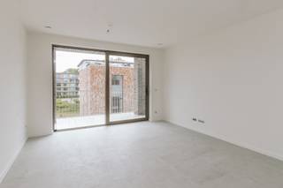 <p>Bezoek mogelijk na aanmaak huurdersprofiel via: https://onid.mijnhuurprofiel.be/property/cd519c7f-7600-4b6a-907a-037c9ba91d9e</p><p><br /></p><p>Dit moderne en splinternieuwe appartement bevindt zich in Het Midden, een groene en duurzame woonsite in het centrum van Boechout.</p><p>Het appartement is uitgerust met alle hedendaagse woontechnieken, waaronder warmtepomp, vloerverwarming en andere energiezuinige installaties die zorgen voor een uiterst hoog wooncomfort.</p><p>Het appartement beschikt over twee volwaardige slaapkamers, een praktische berging en een gezellig terras.</p><p>Daarnaast zijn een ondergrondse autostaanplaats en een private kelderberging inbegrepen.</p><p>Het appartement biedt een ideale combinatie van comfort, duurzaamheid en centrale ligging, perfect voor wie modern en zorgeloos wil wonen.</p>