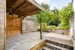 Bent u op zoek naar een gezellige gezinswoning met een praktische indeling en een aangename tuin? Dan is deze gesloten bebouwing in Steendorp zeker een bezoek waard.<br /><br />Met een bewoonbare oppervlakte van 129 m² op een perceel van 228 m² biedt deze woning heel wat ruimte en mogelijkheden.<br /><br />Via de inkomhal kom je terecht in de lichtrijke leefruimte, die naadloos overgaat in de open keuken. Aansluitend bevinden zich een praktische berging en een apart toilet. Zowel via de keuken als de berging is er toegang tot de gezellige tuin met een aangenaam terras, waar je in alle rust kunt genieten van het buitenleven.<br /><br />Op de eerste verdieping bevinden zich drie volwaardige slaapkamers en een badkamer. Dankzij de praktische indeling is deze woning een ideale gezinswoning met alle nodige comfort.<br /><br />Met een gunstig EPC-label C geniet je bovendien van een goede energieprestatie, zonder renovatieverplichting.<br /><br />Kortom, een woning met veel potentieel en een gezellige buitenruimte, gelegen op een top locatie in Steendorp.<br /><br />Interesse? Neem gerust contact op voor meer informatie of plan uw bezoek.<br />manon@woonvast.be<br />0493724321