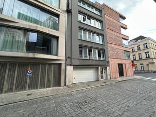 <strong>!!! PLAN NU ONLINE UW BEZOEKAFSPRAAK VIA DE WEBSITE VAN IMMOBOSS !!!</strong><br /><br />Modern gerenoveerd appartement op uitstekende ligging regio Sint-Annaplein/Sint-Jacobs/Visserij.<br />Indeling: inkom met vestiaire; lichtrijke leef- en woonruimte; keuken voorzien van verschillende toestellen zoal combi-oven, koelkast en keramische kookplaat. Badkamer met inloopdouche, lavabo, toilet; berging met aansluiting voor wasmachine/droogkast; 1 grote slaapkamer en 1 kleinere slaapkamer. Lift aanwezig. gemeenschappelijke fietsenberging en privatieve kelderberging aanwezig. Centrale ligging nabij het Zuid.<br /><br />EPC: 105 kWh/m² (Label B)<br />Huurprijs: € 1.000/maand excl. EGW + gemeenschappelijke kosten: € 75/maand.<br />Beschikbaar: 01/11/2026<br />Domicilie verplicht!<br /><br /><strong>!!! PLAN NU ONLINE UW BEZOEKAFSPRAAK VIA DE WEBSITE VAN IMMOBOSS !!!</strong>