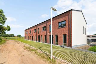Energiezuinig nieuwbouwproject in landelijk gebied, 6% BTW!Ontdek dit kleinschalige nieuwbouwproject in het rustige en landelijke Bavikhove gelegen lanfs de Eerste Aardstraat, waar hedendaags wooncomfort en een aangename ligging perfect samengaan. Deze energiezuinige woningen zijn afgewerkt met kwalitatieve materialen en voorzien van de nieuwste technieken, wat garant staat voor een lage energiefactuur en optimaal wooncomfort.Elke woning beschikt over een ruime en lichtrijke leefruimte, een volledig geïnstalleerde keuken, een stijlvolle badkamer en 3 volwaardige slaapkamers. Dankzij de doordachte indeling en kwalitatieve afwerking zijn de woningen volledig instapklaar.Bovendien geniet u, indien u aan de voorwaarden voldoet, van het verlaagde btw-tarief van slechts 6%, wat deze woningen extra interessant maakt.Troeven:- Landelijke en rustige ligging in Bavikhove- Energiezuinige nieuwbouwwoningen- 3 volwaardige slaapkamers- Ruime, lichtrijke leefruimte- Volledig geïnstalleerde keuken en badkamer- Kwalitatieve afwerkingAankoop mogelijk aan 6% btw (onder voorwaarden)Interesse? Contacteer ons vrijblijvend voor meer informatie of een afspraak.