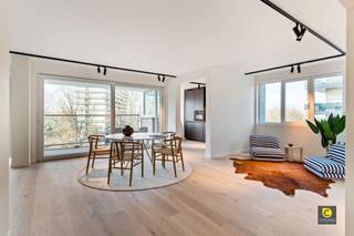 <p><span>Appartement d'angle luxueusement rénové de 3 chambres à coucher avec 2 salles de bains et 2 terrasses !</span></p><p><span>Ce bijou bénéficie d'un très haut niveau de finition, de tout le confort contemporain et est situé au</span><span><sup>9ème</sup></span><span> étage d'un immeuble bien entretenu avec ascenseur. Cet appartement confortable et spacieux (145m² cfr. EPC) avec air conditionné et cheminée est non seulement sécurisé contre l'amiante, mais bénéficie également d'un EPC B favorable et est disponible par acte notarié. Vous bénéficiez d'une situation centrale sur la célèbre Fruithoflaan, à proximité des magasins, des restaurants, des écoles, des parcs, des installations sportives, des transports publics et des principales voies d'accès. </span></p><p><span> </span></p><p><span>Hall d'entrée/arrière, buanderie, toilettes & sauna infrarouge :</span></p><p><span>On entre dans ce bel appartement par le hall d'entrée avec porte de sécurité, vidéophone, éclairage variable et vestiaire aménagé. L'œil est immédiatement attiré par l'authentique parquet à chevrons, qui se prolonge dans l'espace de vie. Il y a une buanderie séparée qui sert également de pièce de rangement supplémentaire, idéale pour les ustensiles de nettoyage et bien d'autres choses encore. Les premières toilettes sont séparées et disposent d'un lave-mains et d'un éclairage automatique. En outre, vous pouvez vous détendre complètement dans votre propre sauna infrarouge, une bénédiction pour le corps et l'esprit.</span></p><p><span> </span></p><p><span>Espace de vie & cuisine :</span></p><p><span>L'espace de vie spacieux et confortable sur parquet à chevrons a une belle disposition qui vous donne un salon séparé ainsi qu'une salle à manger séparée et offre de nombreuses possibilités d'ameublement. De plus, vous profiterez d'une belle lumière naturelle et d'une vue à couper le souffle sur la ligne d'horizon d'Anvers. Pour plus d'ambiance et de confort, vous pouvez utiliser la cheminée au bioéthanol, un véritable accroche-regard "" qui apporte de la chaleur dans votre maison, au sens propre comme au sens figuré. Mais la climatisation est également fournie, ainsi qu'un thermostat intelligent et un détecteur de fumée. La cuisine moderne "soft-close" offre beaucoup d'espace de travail et de rangement, est équipée d'appareils de qualité (plaque à induction 5 feux, hotte aspirante, four combiné, lave-vaisselle, réfrigérateur, congélateur) et comprend un évier avec robinet réglable et un très beau plan de travail en composite avec finition gaufrée. </span></p><p><span> </span></p><p><span>Chambres & salle de bain :</span></p><p><span>Les 3 grandes chambres (12, 14 & 15m²) sont toutes sur parquet et ont un accès direct à la terrasse arrière. La chambre principale est équipée de l'air conditionné et d'une connexion TV, tandis que les autres chambres disposent d'un dressing. Dans la salle de bains rustique, vous pourrez profiter d'une luxueuse baignoire et d'une somptueuse douche à l'italienne/pluie après votre passage au sauna. En outre, la salle de bains entièrement carrelée comprend un lavabo élégant avec miroir intégré, des toilettes, un radiateur et un système de ventilation.</span></p><p><span> </span></p><p><span>Terrasses, garage box, garage à vélos & sous-sol :</span></p><p><span>Avec une terrasse SE à l'arrière et une terrasse NW à l'avant, vous pouvez toujours profiter du soleil et de l'ombre en toute tranquillité et intimité, avec des vues féeriques. Les terrasses extra-larges ont été récemment rénovées et se prêtent parfaitement aux apéritifs, aux repas ou au jardinage en hauteur. L'électricité et la lumière sont fournies. Un garage box souterrain avec portail électrique est en option (€ 30,000). Vous pouvez utiliser le local à vélos commun. Un sous-sol spacieux est inclus. </span></p><p><span> </span></p><p><span>Atouts supplémentaires : </span></p><p><span>- Mobiscore : 9.2/10</span></p><p><span>- EPC B favorable</span></p><p><span>- 145m² cfr. EPC</span></p><p><span>- Vitrage HR 2013</span></p><p><span>- 2 Airco's</span></p><p><span>- Sauna infrarouge</span></p><p><span>- Cheminée au bioéthanol</span></p><p><span>- Coffre-fort en amiante</span></p><p><span>- Local à vélos commun</span></p><p><span> </span></p>