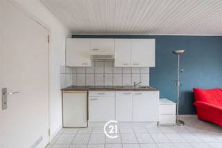 <p>Ce studio, situé dans la Rasphuisstraat, offre une excellente opportunité à la fois comme résidence propre et pour ceux qui recherchent un bien d'investissement intéressant.<br />Cette propriété est en fait actuellement louée.</p><p>Le studio dispose d'un espace de vie avec cuisine et d'une salle de bain avec douche à l'italienne et toilettes.</p><p>L'emplacement est sans aucun doute un atout majeur. Situé à une courte distance du centre de Gand, il est facilement accessible grâce à la proximité des principales voies d'accès et des transports en commun. En outre, les magasins, les restaurants, les établissements d'enseignement et les installations de loisirs sont facilement accessibles.</p><p>En bref, une opportunité idéale pour ceux qui recherchent une maison située au centre ou une propriété avec un potentiel locatif attrayant dans un quartier recherché.</p>