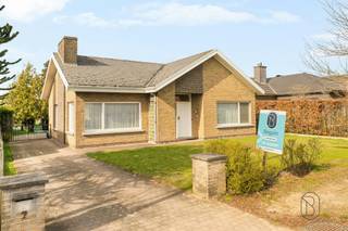 <p>Te koop: ruime en rustig gelegen gelijkvloerse gezinswoning met grote tuin en garage, op een topligging in Waregem. <br /><br />Op een topligging in Waregem, vlak bij het Amerikaans kerkhof en met een snelle verbinding naar de E17, bevindt zich deze gelijkvloerse open bebouwing met drie slaapkamers, garage en een grote tuin.<br /><br />Wat maakt deze woning uniek?<br />Je komt binnen via de inkomhal met apart gastentoilet, gevolgd door een grote, lichtrijke leefruimte die uitkijkt op de zonnige tuin. De keuken is praktisch ingericht en beschikt over een extra ontbijthoek. Verder biedt de woning drie volwaardige slaapkamers, een badkamer en een nachthal.<br />Een inpandige garage is aanwezig, net als een grote geïsoleerde zolder die mogelijkheden biedt.<br />In de grote tuin met terras vind je bovendien een extra garage/opbergplaats met bijkomend terrasje.<br /><br />Troeven van deze woning<br />• Topligging in Waregem<br />• Snelle toegang tot de E17<br />• Rustige straat met veel privacy<br />• Gelijkvloerse open bebouwing<br />• Inpandige garage<br />• Zonnige en goed onderhouden tuin<br />• Ruime geïsoleerde zolder<br /><br />Interesse? Bezoek na afspraak via charlotte@immobeguin.be</p>