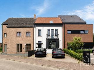 Deze woning werd in 2021 volledig gerenoveerd en biedt hedendaags wooncomfort in combinatie met een gunstig energieverbruik. Met energielabel A, vloerverwarming, 197m2 bewoonbare oppervlakte en zonnepanelen is deze woning klaar voor de toekomst. Zeer goed onderhouden en waar je geniet van veel natuurlijke lichtinval en een aangenaam uitzicht.<br /><br />Indeling: <br />Gelijkvloers<br />Inkomhal met apart toilet.<br />Leefruimte met parket en grote raampartijen die zorgen voor veel lichtinval.<br />Volledig ingerichte keuken.<br />Toegang tot de ruime tuin met zonnig terras.<br /><br />Eerste verdieping<br />Twee ruime slaapkamers.<br />Badkamer van met dubbele lavabo, douche en ligbad.<br /><br />Zolderverdieping<br />Ruime zolderruimte met ingemaakte dressing. Deze ruimte kan ook dienen als slaapkamer, speelkamer, bureau of hobbyruimte.<br /><br />Buitenruimte<br />Zongerichte tuin met ruim terras en open zicht.<br />Twee autostaanplaatsen voor de woning.<br /><br />TROEVEN:<br />EPC A <br />Elektriciteit gekeurd en conform<br />Vloerverwarming<br />Mooi verzicht <br />Asbestveilig<br /><br />Bel 054 23 53 83 of mail naar info@localsvastgoed.be voor meer informatie of een bezoek ter plaatse.