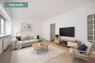 <p>In de sfeervolle Sint-Antoniusstraat, pal in het centrum van Turnhout, bevindt zich dit veelzijdige handelspand met duplexappartement en een bewoonbare oppervlakte van maar liefst 306 m². De locatie is een uitgesproken troef: een charmante straat met historisch karakter, op wandelafstand van winkels, horeca en openbaar vervoer, en tegelijk opvallend rustig gelegen.</p>
<p>Het gelijkvloers bestaat uit een ruime, open handelsruimte die dankzij meerdere lichtkoepels baadt in natuurlijk daglicht. Achteraan zijn een praktische berging en een afzonderlijk toilet voorzien. Deze verdieping leent zich uitstekend voor diverse commerciële invullingen.</p>
<p>Op de eerste verdieping bevindt zich een aangename, lichtrijke leefruimte met aansluitend een ruime keuken, uitgerust met vaatwasser, oven en koelkast. Daarnaast zijn er een handige berging en een apart gastentoilet.</p>
<p>De tweede verdieping omvat twee volwaardige slaapkamers, waarvan één met dressingruimte. De badkamer is uitgerust met een douche, lavabo en toilet. Aan de achterzijde bevindt zich een compact balkon dat een gezellige buitenruimte creëert midden in de stad.</p>
<p>Verder beschikt het pand over een ruime kelder, ideaal als extra opslag- of bergruimte.</p>
<p>Dit pand valt onder de renovatieverplichting van de Vlaamse overheid voor residentiële gebouwen (tenzij bij sloop binnen de 5 jaar na aankoop). Meer informatie is beschikbaar via het Vlaams Energie- en Klimaatagentschap.</p>
<p><strong>Troeven op een rij:</strong></p>
<ul>
<li>Lichtrijke handelsruimte met veel potentieel</li>
<li>Mogelijkheid tot een aparte inkom voor het woongedeelte</li>
<li>Interessant investeringspand met aantrekkelijk verhuurpotentieel</li>
</ul>