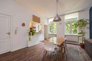 <p><strong>Ruim 2-slpk appartement op toplocatie te Antwerpen!</strong></p><p><span><span>Op een gegeerde locatie vlak aan de Leopold de Waelplaats bevindt zich dit ruime appartement van ca. 100 m². Deze is onmiddellijk beschikbaar en vormt de ideale basis voor wie op zoek is naar een 2-slaapkamer appartement dat met enkele opfrissingen volledig naar eigen smaak kan worden ingericht.</span></span></p><p><span>Via de inkomhal bereikt u de eerste verdieping, waar de voordeur uitgeeft op een ruime en lichtrijke leef- en eetruimte. Dankzij de grote raampartijen geniet deze aangename leefruimte van veel natuurlijk licht en een open sfeer. De keuken sluit naadloos aan op de leefruimte en is uitgerust met een ingebouwde koelkast, gaskookplaat, dampkap, dubbele spoelbak, voldoende kastruimte en een aansluiting voor een wasmachine.</span></p><p><span>Aansluitend bevinden zich de badkamer, voorzien van een douche, lavabo en toilet, en een eerste volwaardige slaapkamer.</span></p><p><span>Via de draaitrap bereikt u de bovenverdieping, waar een tweede ruime slaapkamer en een apart toilet zijn ondergebracht. Deze verdieping beschikt bovendien over een tweede toegang via de gemeenschappelijke hal, wat tal van mogelijkheden biedt als thuiskantoor, logeerkamer of praktijkruimte.</span></p><p><span><strong>Troeven:</strong></span></p><ul><li><span>Op wandelafstand van de gezellige restaurants, hippe cafés, boetieks en terrassen van Het Zuid.</span></li><li><span>Vlotte verbinding met openbaar vervoer, musea, winkels en alle dagelijkse voorzieningen.</span></li><li><span>Extra aparte toegang tot de bovenverdieping, ideaal als bureau, hobbyruimte of logeerkamer.</span></li><li><span>Onmiddellijk beschikbaar.</span></li><li><span>Aparte meters voor de nutsvoorzieningen.</span></li><li><span>Ruim aanbod aan parkeermogelijkheden in de directe omgeving.</span></li></ul>