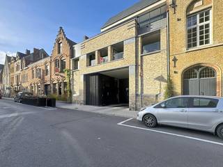 Vous recherchez un appartement neuf prêt à emménager dans un excellent emplacement à Ypres ? Alors cet appartement vaut vraiment le détour. Grâce à son emplacement central, à quelques minutes de marche du Leet, vous pourrez profiter de toutes les commodités à portée de main et d'une vue magnifique sur l'église Saint-Georges Memorial.<br /><br />MISE EN PAGE<br />Étage +1 : <br />- Hall d'entrée avec toilettes invités<br />- Espace de vie lumineux avec cuisine ouverte entièrement équipée (lave-vaisselle, réfrigérateur, cuisinière, hotte et évier)<br />- Local de rangement pratique avec raccordement pour une machine à laver<br />- Spacieuse terrasse ensoleillée de 10 m²<br />- Deux chambres complètes<br />- Salle de bain moderne avec douche à l'italienne et double vasque<br /><br />Rez-de-chaussée :<br />- Parking privé<br /><br />Cet appartement vous intéresse ?<br /><br />Êtes-vous intéressé par cette propriété à louer à Ypres ? Naviguez ensuite sur le site www.dewaele.com, cliquez sur le bouton rouge « Demander une visite » et remplissez le profil du locataire. Ensuite, nous vous contacterons pour une visite.