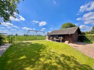Deze ruime open bebouwing uit 1979 is rustig en landelijk gelegen in Boekhoute en staat op een breed perceel van 1.000 m². De absolute troef is het prachtige, weidse en gegarandeerde uitzicht. Een combinatie van een ruim perceel, open ligging en zoveel rust is bijzonder schaars.<br /><br />De woning is volwaardig en perfect bewoonbaar, met drie ruime slaapkamers waarvan één op het gelijkvloers. Verder beschikt ze over een nette keuken en badkamer, twee toiletten, een inpandige garage en een extra ruim bijgebouw/ garage ! <br /><br />Het zuidgerichte perceel beschikt over een volledig aangelegde tuin en verzorgde oprit. Daarnaast zijn er zonnepanelen, een regenwaterput van 10.000 liter, dubbele beglazing uit 2013 en rolluiken boven.<br /><br />Ook technisch zijn er interessante troeven: uit het asbestattest blijkt dat de woning asbestveilig is. Het EPC valt momenteel net binnen label E, maar mits een kleine ingreep kan dit eenvoudig naar label D worden gebracht.<br /><br />Een bijzonder interessante woning voor wie op zoek is naar ruimte, rust, een ruim perceel en vooral een uniek uitzicht dat gegarandeerd behouden blijft.<br /><br />Indeling: inkomhal met apart toilet, slaapkamer beneden/bureauruimte, leefruimte met eet- en zithoek, nette keuken, badkamer met toilet en bad/douche combinatie, handige bijkeuken en de inpandige garage. <br />1ste verdieping: ruime overloop, 2 volwaardige slaapkamers + de opbergzolder.<br /><br />De volwaardigheid, het perceel en de optie tot directe bewoning zijn fantastische troeven waarover dit pand beschikt. Meer info of een bezoek? Bel WIJSvastgoed op +32 9 395 80 10 !