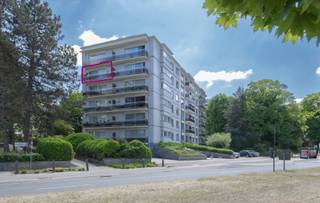 <p>Dit lichtrijke appartement met 2 slaapkamers en terras is gelegen op de 5de verdieping van een verzorgd gebouw met lift in Dilbeek en combineert comfort, functionaliteit en een uitstekende ligging. </p><p>Dankzij de nabijheid van het centrum van Dilbeek geniet je hier van een vlotte toegang tot winkels, openbaar vervoer en belangrijke invalswegen.</p><p></p><p>Via de inkomhal kom je terecht in de ruime en aangename woonkamer, waar grote raampartijen zorgen voor een overvloed aan natuurlijk licht. Vanuit de leefruimte heb je directe toegang tot het terras, waar je kan genieten van een open zicht en een rustige buitenruimte. Dit terras vormt een mooie verlenging van de leefruimte en biedt een aangename plek om te ontspannen.</p><p>Aansluitend bevindt zich de ingerichte keuken met eethoek, die praktisch is ingericht en voldoende ruimte biedt voor dagelijks gebruik. De indeling van het appartement is functioneel en goed doordacht.</p><p></p><p>Verder beschikt het appartement over twee volwaardige slaapkamers, die elk voldoende ruimte bieden voor een comfortabel gebruik. De badkamer is uitgerust met een ligbad en lavabo, en er is een apart toilet aanwezig, wat het dagelijks comfort verhoogt. Daarnaast is er een praktische berging voorzien, ideaal voor stockage en huishoudelijke toepassingen.</p><p>Extra bergruimte is beschikbaar dankzij de privatieve kelder, wat een bijkomende troef vormt.</p><p></p><p>Het appartement beschikt bovendien over een autostaanplaats in de gemeenschappelijke garage met automatische poort, wat zorgt voor extra comfort en veiligheid. Deze staanplaats dient verplicht aangekocht te worden.</p><p></p><p>De ligging is een van de grote pluspunten van dit appartement. Je bevindt je op korte afstand van het centrum van Dilbeek, met winkels, scholen en openbaar vervoer in de onmiddellijke omgeving. Ook de aansluiting naar belangrijke invalswegen verloopt vlot, wat deze locatie bijzonder praktisch maakt.</p><p></p><p>Met een EPC van 182 kWh/m² biedt dit appartement een degelijke energieprestatie.</p><p>Dit appartement vormt een ideale keuze voor wie op zoek is naar een comfortabele woonst met terras en een centrale ligging in Dilbeek. Contacteer ons voor meer informatie of een bezoek.</p>