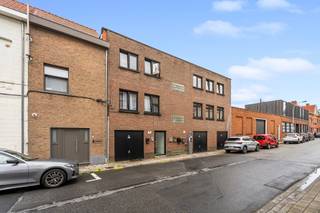 <p>Dit prachtig gerenoveerde en instapklare appartement is ideaal gelegen op wandelafstand van het bruisende centrum van Kortrijk, met winkels, openbaar vervoer en dagelijkse voorzieningen vlak bij de deur.</p><p>Het appartement is afgewerkt met hoogwaardige materialen en beschikt over een praktische, aangename indeling:</p><ul><li><p><strong>Leefruimte:</strong> Ruime en lichtrijke woonkamer met een moderne open keuken (voorzien van kwalitatieve toestellen).</p></li><li><p><strong>Berging:</strong> Handige, opbergvriendelijke was- en voorraadberging direct aansluitend aan de keuken.</p></li><li><p><strong>Slaapkamers:</strong> Twee volwaardige, comfortabele slaapkamers.</p></li><li><p><strong>Sanitair:</strong> Stijlvolle badkamer uitgerust met een ontspannend ligbad, plus een afzonderlijk gastentoilet.</p></li><li><p><strong>Energie & Veiligheid:</strong> Uitstekend EPC-label (energiezuinig!), conforme elektriciteit en volledig asbestvrij voor zorgeloos wonen.</p></li></ul><p><strong>Extra troef:</strong> Er is een optie tot het meehuren van een privatieve garagebox in het gebouw.</p><p>Een unieke kans voor wie op zoek is naar hedendaags comfort, kwaliteit en een centrale ligging.</p>
