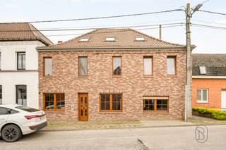 Idéalement située à la campagne, l’agréable village de Mourcourt, à dix minutes de Tournai, cette spacieuse maison de type « 3 façades » érigée...