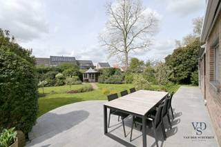 Deze ruime gezinswoning is gelegen op een steenworp van de Gaverse Markt en geniet toch van een bijzonder rustige ligging.<br /><br />De inkomhal brengt u naar de lichtrijke leefruimte, die aansluit op de afzonderlijke leefkeuken. Zowel de keuken als de leefruimte staan in verbinding met de aangename tuin.<br />De verdieping telt drie kamers, waaronder een ruime master bedroom, een bureau en een dressing.<br />De bovenste zolderverdieping beschikt onder andere over een ruime multifunctionele ruimte (bv. slaapkamer, hobbykamer, ...) én een ruime (zolder)berging. <br /><br />De woning kenmerkt zich bovendien door een praktische indeling, met onder meer een ruime wasplaats en een handige inpandige garage. Technisch is de woning in goede staat, met onder andere een conforme elektriciteitsinstallatie en zonnepanelen.<br /><br />De aangelegde tuin zorgt voor aangenaam vertoeven. Het terras is bovendien voorzien van een zonneluifel voor de warme dagen. Er is eveneens een handige tuinberging aanwezig.<br /><br />Kortom: de ideale gezinswoning.