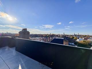 In de exclusieve Residentie 'Della Faille' presenteren wij dit uitzonderlijk *penthouse-appartement* met twee slaapkamers, twee badkamers en...