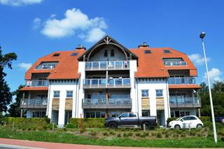 INDELINGInkomhal ca. 10 m² - grote grijze keramische tegelvloerGastentoilet ca. 1 m² - grote grijze keramische tegelvloer - handenwasserLiving ca. 47...