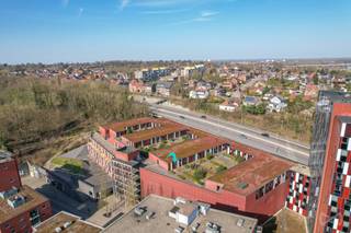 <p>Bent u op zoek naar een zorgeloze investering? Deze gezellige studio van 25 m² bevindt zich op de 5de verdieping van residentie Waterview aan het Engels Plein te Leuven. Deze studentenresidentie is uniek in zijn soort. De ligging is uitermate gunstig voor studenten, op slechts 1km van het station van Leuven en op wandelafstand van het centrum. De bruisende buurt langs de vaartkom biedt eveneens tal van recreatiemogelijkheden, horeca, winkels en groen om tegemoet te komen aan alle noden van de hedendaagse student.<br /><br />De studio heeft een aangename open leefruimte met een geïnstalleerde keuken en een aparte badkamer, die voorzien is van een lavabo, douche en toilet. Verder is er een grote gemeenschappelijke daktuin, fietsenberging, was- en droogruimte, etc..<br /><br />De residentie wordt volledig beheerd door KU Leuven zodat u zich als investeerder geen zorgen hoeft te maken over verhuur, beheer of onderhoud.<br /><br />Mis deze kans niet en vraag vrijblijvend inlichtingen over jouw zorgeloze investering op een van de meest iconische plekken van Leuven.</p>