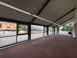 Instapklaar en modern kantoor van 345 m² te huur op de 1ste verdieping van een commercieel pand met uitstekende <strong>zichtbaarheid </strong>langs de Kortrijksesteenweg in Sint-Martens-Latem. Deze kantoorruimte, geschikt als kantoor of showroom, is strategisch gelegen op slechts 4,6 km van de<strong> E40 en R4</strong> en is bovendien vlot bereikbaar met het openbaar vervoer dankzij een bushalte (lijnen 77 en 78) vlak voor de deur.<br /><br />De ruimte beschikt over een open space met 1 vergaderzaal in glas, een kitchenette, sanitair, een berging en een aparte inkom met lift. Het kantoor is <strong>modern </strong>uitgerust met verwarming, airco, verlichting en tapijtvloer en veel lichtinval door de grote glaspartijen. Tevens <strong>5 privatieve parkeerplaatsen</strong> beschikbaar.<br /><br />Voor meer informatie, detailplannen, of het boeken van een vrijblijvend plaatsbezoek, neemt u gerust contact op met <strong>PANORAMA B2B GENT KANTOREN </strong>op het nummer <strong>0477 44 39 30</strong>.