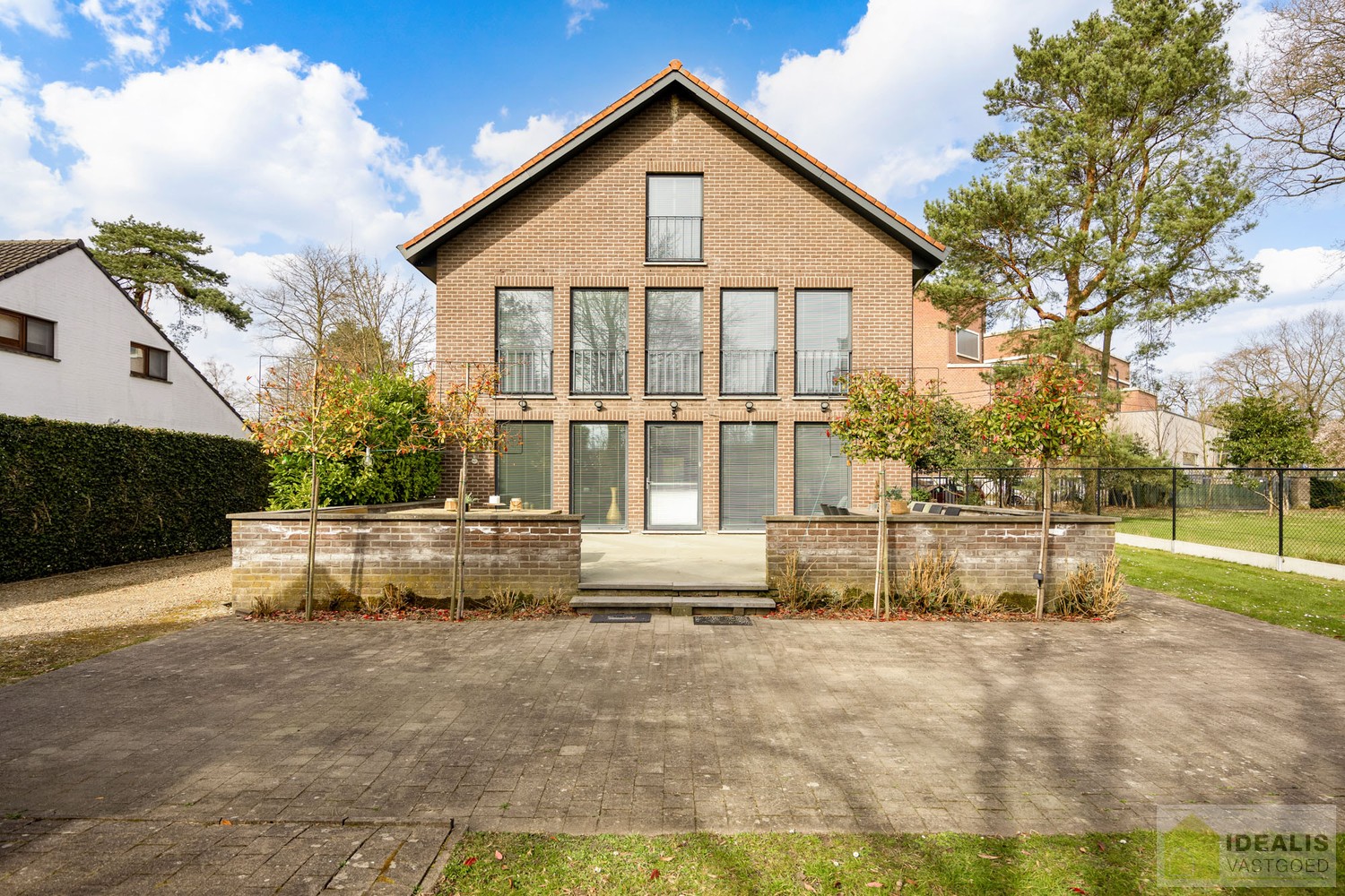 STATIGE, STRAKKE EN UITERST RUIME WONING/KANTOOR MET HOOGSTAANDE AFWERKING EN OOG VOOR DETAIL. VOORZIEN VAN 3 SLAAPKAMERS, RIANTE LEEFRUIMTES ÉN UNIEKE LANDSCAPE KANTOORRUIMTES OP RESIDENTIËLE DOCH GUNSTIGE LOCATIE! - foto 2