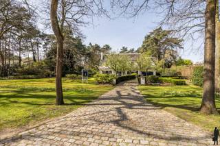 Te renoveren villa op ca. 3.246 m² gelegen in één van de mooiste en meest gegeerde lanen van SchildeDe woning biedt royale volumes, goede indeling,...