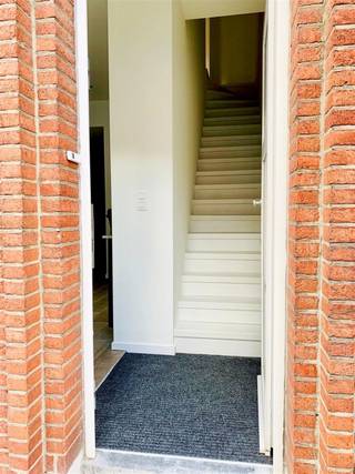 <p><span>Centraal gelegen, instapklare en energiezuinige woning met een doordachte indeling en alle hedendaags comfort. De woning omvat een inkomhal, een volledig ingerichte keuken voorzien van een inductiekookplaat, dampkap, oven, koelkast, diepvries en vaatwasser, een gezellige leefruimte, een afzonderlijk toilet en een praktische bureauruimte. Verder beschikt de woning over een ingerichte badkamer met inloopdouche en dubbele lavabo in meubel, twee slaapkamers, een wasplaats en een aangenaam terras waar u in alle rust kan genieten. EPC: 181 kWh/m²/jaar. Beschikbaar vanaf 01/10/2026. Interesse? Plan uw bezoek in via onze website!</span></p><p><span> </span></p>