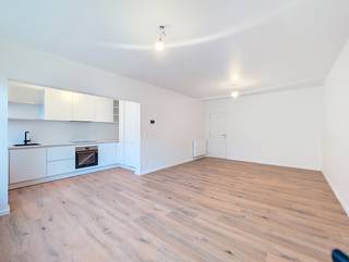 <span>Gerenoveerd gelijkvloers appartement in Buizegem-wijk te Edegem in een kleinschalig gebouw. Gelegen in een rustige woonwijk nabij het gekende park 'Romeinse Put', doch nabij openbaar vervoer, winkels en in de onmiddellijke omgeving van belangrijke invalswegen. <br /><strong><br />INDELING</strong><br />We betreden het appartement via de ruime inkomhal met gastentoilet. Vervolgens komen we in de leefruimte, met grote raampartij welke zorgt voor heel wat natuurlijke lichtinval.<br />Vervolgens komen we in de open keuken, welke volledig uitgerust is met een inductievuur, dampkap, ingebouwde oven, ijskast, diepvries en spoelbak.<br /><br />Het appartement omvat 2 slaapkamers (14m² - 10m²) waarvan de kleine toegang geeft tot het oost georiënteerde terras.<br />Er is nog een extra kamer (8m²), welke voor verschillende doeleinden gebruikt kan worden.<br /><br />De nieuwe badkamer, op tegel, omvat een dubbele lavabo + meubel, inloopdouche en spiegelkast.<br /><br /><strong>BIJZONDERHEDEN<br /></strong>Volledig gerenoveerd.<br />Verwarming dmv condensatieketel op gas. <br />Aluminium schrijnwerk met dubbele beglazing.<br />Individuele garagebox, achteraan het gebouw, verplicht aan te kopen tegen €25.000<br />Individuele kelderberging<br /><br />Grondplan en attesten te vinden bij 'downloads'</span>