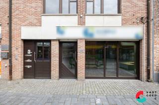 Uitstekend gelegen handelspand met een 1 slaapkamer duplex appartement in het centrum van Peer.<br />Een ideaal starterspand wanneer u de combinatie van ondernemen en wonen aan het zoeken bent.<br />Er zijn geen renovatieverplichtingen van toepassing en de elektrische installatie voor het volledig pand werd in 2021 conform gekeurd.<br /><br />Indeling:<br />Gelijkvloers:<br />+ Handelspand met verschillende mogelijkheden<br />+ Kitchenette<br />+ Toegang naar de voorraadkelder<br />+ Gesplitste inkomhal voor handelspand en appartement<br /><br />1ste verdieping:<br />+ Ruime leefruimte met veel lichtinval<br />+ Keuken en voorraadberging<br />+ Open terras<br /><br />2de verdieping:<br />+ Nachthal<br />+ Badkamer met douche<br />+ 1 ruime slaapkamer met zolder<br />+ Bergruimte<br /><br />Ben jij op zoek naar een handelspand met de mogelijkheid om hierbij te wonen?<br />Neem contact met ons op en we helpen u graag verder.