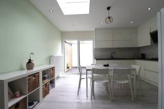 Bent u op zoek naar een instapklare gezinswoning met 2-3 slaapkamers en een gezellige koer achteraan de woning?Lees en kijk dan snel even verder!Deze...