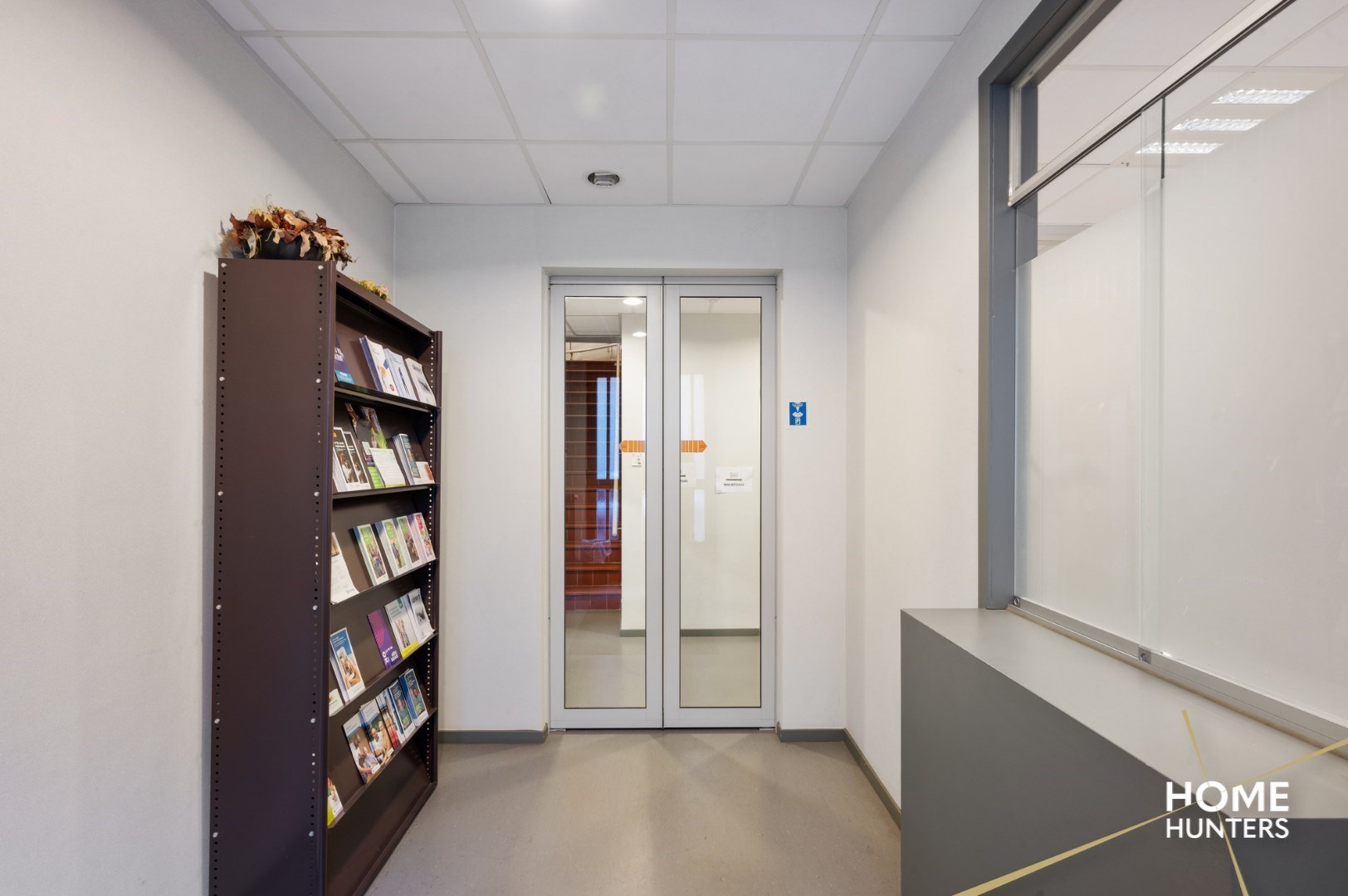 Kantoorgebouw met 2 grote garages in het hartje van Ieper - foto 2