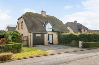 TOP ! Maison 4 façades prête à emménager et économe en énergie avec 4 chambres, allée et jardin !
Située au calme dans une rue en cul-de-sac à Spiere-Helkijn.

AGENCEMENT :
Hall d’entrée avec toilette séparée, agréable et lumineuse pièce de vie avec feu à bois, cuisine entièrement équipée avec îlot, buanderie pratique et débarras.
Au premier étage se trouvent le hall de nuit, la salle de bains (lavabo, baignoire, douche et toilette) et 4 chambres
La maison dispose également d’un jardin entièrement aménagé avec abri de jardin.

ATOUTS :
Prête à emménager, situation calme, panneaux solaires + batterie domestique, maison économe en énergie, chauffage central, chauffage central au gaz, pompe à chaleur !

Visite sur rendez-vous avec Immo Beguin :
tessa@immobeguin.be
