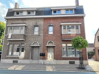 Zeer mooie gerenoveerde stadwoning met vijf slaapkamers, terras en parkeergelegenheid. Het huis werd in 2015 volledig opgeknapt met de nodige aandacht voor de authentieke materialen. De aangename ligging op wandelafstand van het centrum van Bree en in de nabijheid van winkels en scholen is een extra troef.<br /><br />=> Gelijkvloers met gezellige woonruimtes en open keuken<br />- Ruime inkomhal met apart gastentoilet <br />- Gezellige woonkamer met planken vloer; opgedeeld in twee mooie ruimtes, elk met een prachtige sierschouw in marmer bekleed; gescheiden door een authentieke houten tussendeur<br />- Mooie keuken met ruim eiland is volledig uitgerust met o.a. keramische kookplaat, afzuigkap met koolstoffilters, vaatwasser, koelkast, inox spoelbak en oven<br />- Groot schuifraam naar het terras<br />- Naastgelegen wasplaats voorzien van douche, toilet, wastafel en aansluiting voor wasmachine<br />- Ruime achterinkom met schuifraam naar het terras, kan ook als overdekt terras gebruikt kan worden<br /><br />=> Eerste verdieping met twee slaapkamers en badkamer<br />- Mooie houten trap naar de verdieping<br />- Overloop biedt toegang tot:<br />* twee ruime slaapkamers<br />* Volledig betegelde badkamer met een douche, toilet en mooi wasmeubel<br /><br />=> Tweede verdieping <br />- Twee kamers en een grote zolderruimte<br /><br />=> Kelder <br />- Kelder met verschillende ruimtes met o.a. voorraadruimte, technische ruimte,...<br /><br />=> Enkele Bijzonderheden<br />- Keramische tegelvloer in keuken, wasplaats en achterinkom<br />- Plankenvloer in het overige deel van het huis<br />- C.V. op aardgas<br />- Wandradiatoren<br />- Parkeergelegenheid voor één wagen aan de achterzijde van het pand<br />- Beschikbaar vanaf 01/12/2026