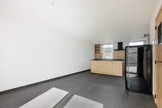 <p>Bent u op zoek naar een instapklaar duplex appartement waar comfort, ruimte en een rustige ligging hand in hand gaan? Dan is deze eigendom in het charmante Hombeek beslist een bezoek waard.</p>
<p>Met een bewoonbare oppervlakte van 82 m² geniet u van een aangename en praktische indeling. De lichtrijke leefruimte sluit naadloos aan op de volledig uitgeruste keuken, voorzien van een inductiekookplaat, combi-oven met stoomfunctie, vaatwasser, dampkap en een enkele spoelbak. Verder beschikt het appartement over twee volwaardige slaapkamers en een verzorgde badkamer met inloopdouche, enkele lavabo en toilet.</p>
<p>Een absolute troef is het zuidgerichte terras, waar u de hele dag door van de zon kunt genieten. Daarnaast beschikt deze eigendom over een perceel van maar liefst 266 m², wat uitzonderlijk is voor een appartement, én een praktische carport die zorgt voor extra comfort.</p>
<p>Het gebouw dateert oorspronkelijk uit 1900, maar werd in 2011 volledig gerenoveerd. Dankzij deze grondige renovatie combineert het appartement zijn authentieke charme met het hedendaagse wooncomfort. Bovendien beschikt de woning over een EPC-label C, wat bijdraagt aan een energiezuinig wonen.</p>
<p>Deze instapklare duplex vormt de ideale woonst voor starters, koppels of investeerders die op zoek zijn naar een eigendom met buitenruimte op een rustige locatie.</p>
<p>Interesse? Neem vandaag nog contact op met ons via 015 68 26 08 of info@imperiavastgoed.be voor meer informatie of om een bezoek in te plannen.</p>