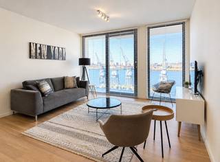 An exceptional flat of approximately 68 m² on the third floor of the stunning Melopee residence. This building, designed by Crepain Binst Architecture on the corner of Rijnkaai and Amsterdamstraat, immediately catches the eye. Its greatest asset is undoubtedly its location, offering unobstructed views of the Scheldt and the city, a sense of spaciousness thanks to the wide streets, and its position at the head of the Eilandje, serving as a natural gateway to the neighbourhood’s vibrant cultural and artistic life.
The flat features high-quality parquet flooring throughout and has been finished to the highest standard.
In the living area, you can enjoy the beautiful, unobstructed view of the Scheldt undisturbed thanks to the large, floor-to-ceiling sliding windows. This opens onto the sun terrace of approximately 5m². The open-plan kitchen is fully fitted and equipped with a hob, oven, fridge and dishwasher. A separate utility room has connections for a washing machine and tumble dryer and provides ample storage space.
The bedroom is cleverly laid out and adjoins a dressing room with ample space for large wardrobes. The bathroom features a walk-in rain shower, washbasin and toilet.
A parking space in the underground garage is available to rent for 150 euros per month.
Monthly charges: 120 euros.
All utilities (water, electricity and gas) are to be met privately by the tenant.
Available immediately.
