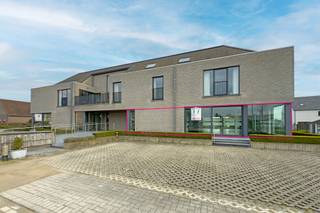 Dit gelijkvloerse, multifunctionele pand van 188 m² is ideaal als handelsruimte of kantoor.<br />Het beschikt over drie aparte kantoorruimtes, een eigen keuken, een apart toilet en is voorzien van verwarming en airconditioning.<br />Voor het pand zijn gratis parkeerplaatsen beschikbaar.<br /><br />Interesse of een bezoek inplannen?<br />Neem gerust contact op met Henry Van Tornhout - KMO Vastgoed via +32 474 13 37 93 of henry@kmovastgoed.be.