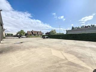 Op zoek naar een geschikte locatie voor uw bedrijf? Dit magazijn van ca. 1.400 m² in Wervik, gelegen op een industrieterrein, biedt...