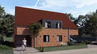 Op zoek naar een kwalitatieve, energiezuinige woning waar ruimte, comfort en een rustige ligging samenkomen? Deze prachtig afgewerkte woning biedt het allemaal. Met drie volwaardige slaapkamers, een grote kamerhoge zolder, inpandige garage, ruime berging, aangelegde tuin en een terras van maar liefst 8 x 3 meter is dit een ideale gezinswoning. Deze worden gebouwd in 2027.<br /><br />LICHTRIJKE LEEFRUIMTE & OPEN KEUKEN<br /><br />Via de ruime inkomhal met gastentoilet kom je in de bijzonder lichtrijke leefruimte. De open keuken met eiland vormt het hart van de woning en sluit mooi aan bij de leefruimte.<br /><br />De keuken wordt standaard uitgerust met kwalitatieve Bosch-toestellen, maar kan nog volledig naar eigen smaak worden gekozen binnen een voorziene handelswaarde van € 12.500.<br /><br />Dankzij het grote schuifraam geniet je vanuit de leefruimte van een aangenaam zicht op de tuin en heb je rechtstreeks toegang tot het volledig afgewerkte terras van 8 x 3 meter.<br /><br />Op het gelijkvloers bevinden zich daarnaast een zeer ruime berging en een inpandige garage met sectionale elektrische poort. Via de zijdeur is er rechtstreeks toegang tot de oprit langs de woning.<br /><br />3 VOLWAARDIGE SLAAPKAMERS & RUIME BADKAMER<br /><br />De eerste verdieping omvat een nachthal, drie volwaardige slaapkamers en een ruime badkamer.<br /><br />De badkamer is voorzien van een inloopdouche, toilet en een badkamermeubel met spiegelkast en dubbele lavabo. Het maatwerk badkamermeubel kan nog volledig volgens eigen smaak worden samengesteld. Bovendien is er nog de mogelijkheid om een ligbad te plaatsen.<br /><br />KAMERHOGE ZOLDER MET VEEL MOGELIJKHEDEN<br /><br />Een absolute extra troef is de ruime, kamerhoge zolderverdieping. Deze is bereikbaar via een zolderluik met trap en kan perfect dienstdoen als extra bergruimte.<br /><br />Dankzij de royale ruimte en hoogte zijn er bovendien mogelijkheden om de zolder in de toekomst verder in te richten als extra slaapkamer(s), hobbyruimte of bureau.<br /><br />AANGELEGDE TUIN & PARKEREN<br />De tuin beschikt reeds over een aangelegd gazon en is volledig omheind met een draadafsluiting.<br />De ruime oprit naast de woning biedt plaats aan maar liefst drie personenwagens en zorgt tegelijkertijd voor een praktische en vlotte toegang tot de tuin.<br />Er is bovendien de mogelijkheid om aan de woning nog een extra carport en/of tuinberging te realiseren.<br /><br />UITZONDERLIJK ENERGIEZUINIG<br />Ook op technisch vlak is deze woning voorzien van moderne en energiezuinige technieken:<br />• Zonnepanelen van 4.000 Wp<br />• Panasonic-warmtepomp<br />• Vloerverwarming op zowel het gelijkvloers als de eerste verdieping<br />• Vloerverwarming per verdieping volledig onafhankelijk regelbaar<br />• Ventilatiesysteem D met warmterecuperatie<br />• Regenwaterput van 10.000 liter<br />• Mogelijkheid tot het plaatsen van een thuisbatterij<br />• Kwalitatieve A-merken voor onder andere sanitair en keukentoestellen<br /><br />DE TROEVEN OP EEN RIJTJE<br />✓ Energiezuinige nieuwbouwwoning<br />✓ 3 volwaardige slaapkamers<br />✓ Grote kamerhoge zolder met uitbreidingsmogelijkheden<br />✓ Inpandige garage<br />✓ Bijzonder ruime berging<br />✓ Open keuken met eiland<br />✓ Bosch-keukentoestellen<br />✓ Keuken nog naar eigen smaak te kiezen binnen budget van € 12.500<br />✓ Maatwerk badkamermeubel nog vrij te kiezen<br />✓ Terras van 8 x 3 meter<br />✓ Aangelegde en volledig omheinde tuin<br />✓ Oprit voor 3 wagens<br />✓ Zonnepanelen – 4.000 Wp<br />✓ Warmtepomp en vloerverwarming op beide verdiepingen<br />✓ Ventilatiesysteem D met warmterecuperatie<br />✓ Regenwaterput van 10.000 liter<br />✓ Mogelijkheid tot carport en/of tuinberging<br />✓ Zeer rustige ligging tussen Ieper en Roeselare<br />✓ Zicht op de in aanleg zijnde tuinen van de Kasteelhoeve<br />✓ Kwalitatief en hoogstaand afgewerkt<br /><br /><br />RUSTIG WONEN, KLAAR VOOR DE TOEKOMST<br />Deze woning is de ideale voor mensen die op zoek zijn naar een perfecte combinatie van ruimte, comfort, hedendaagse technieken en energiezuinig wonen. Dankzij de drie slaapkamers, de ruime zolder met extra mogelijkheden, de inpandige garage en de grote tuin biedt ze bovendien heel wat flexibiliteit voor de toekomst.<br /><br />De rustige ligging tussen Ieper en Roeselare, gecombineerd met het zicht op de in aanleg zijnde tuinen van de Kasteelhoeve, maakt het plaatje compleet.<br />Een kwalitatieve en energiezuinige woning met ruimte voor vandaag én morgen<br /><br />Indeling:<br />- Inkomhal<br />- Ruime leefruimte met open keuken<br />- Berging<br />- Inpandige garage<br />- 3 slaapkamers<br />- Badkamer<br />- Apart toilet<br />- Tuin<br />- Zolderruimte<br /><br />Contacteer ons vrijblijvend voor meer informatie, plannen en lastenboek. <br /><br />Lot 3: €370.450<br /><br />Lot 4: €359.425
