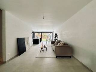 Gesloten pastorijwoning die deel uitmaakt van het project gelegen te Sint-Pauwels Klapdorp met 5 wooneenheden. We hebben het over de middelste...