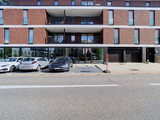 <p>Deze casco commerciële ruimte van 98,6m² in Herent is een interessante opportuniteit voor wie een handelsruimte volledig volgens het eigen concept wil vormgeven. Dankzij de casco oplevering bepaal je zelf de indeling, materialen en afwerking, waardoor het pand geschikt kan worden gemaakt voor uiteenlopende commerciële activiteiten, vrije beroepen of dienstverlenende ondernemingen.</p><p>De handelsruimte vormt vandaag een open basis die nog volledig naar eigen wens kan worden ingericht. Zo kan je de beschikbare oppervlakte optimaal afstemmen op de werking, uitstraling en specifieke behoeften van je onderneming. Van een functionele kantooromgeving tot een commerciële zaak of praktijkruimte: de casco staat biedt alle vrijheid om jouw eigen concept te realiseren.</p><p>Wie liever niet zelf instaat voor de volledige afwerking, kan in overleg met de huidige eigenaar bekijken welke verdere afwerking mogelijk is.</p><p>Ook op het vlak van parkeren is er een interessante mogelijkheid. In het gebouw kan één ondergrondse parkeerplaats worden aangekocht. Dit biedt extra comfort voor jezelf, medewerkers of klanten en vormt een praktische aanvulling op de commerciële ruimte.</p><p>De ligging in Herent combineert een goede bereikbaarheid met een flexibele invulling. Hierdoor krijg je de kans om een commerciële ruimte te creëren die volledig aansluit bij jouw professionele plannen. Neem gerust contact op om de mogelijkheden ter plaatse te ontdekken.</p>