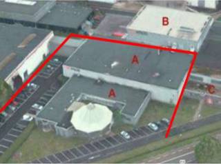 <span>Magazijn met kantoor/showroom en ruime parking</span><br /><br />- magazijn 1.350m² <br />- kantoor/showroom 450m²<br />- ruime parking 20 plaatsen