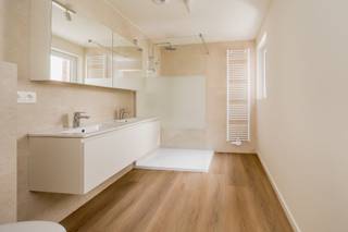 <p><span>Are you looking for a move-in ready home where living and working go hand in hand?</span></p><p><span>Then this beautifully renovated townhouse is definitely worth a visit.</span></p><p><span> </span></p><p><span>The ground floor features a spacious open-plan area, ideal as an office for self-employed professionals, remote workers or anyone looking for a separate hobby or multifunctional space. This allows you to comfortably separate work and private life without compromising your living comfort.</span></p><p><span>Adjacent to the office space is a practical laundry room with connections for a washing machine and dryer, a sink, a toilet, and access to a small outdoor area.</span></p><p><span> </span></p><p><span>The first floor offers a bright living room with an adjoining fully equipped kitchen, featuring a refrigerator, freezer, combination microwave oven, cooktop, extractor hood, dishwasher and sink.</span></p><p><span> </span></p><p><span>The second floor comprises a spacious </span><span>16.52 m²</span><span> bedroom with an adjoining modern bathroom equipped with a double washbasin, toilet and walk-in shower.</span></p><p><span> </span></p><p><span>The property also benefits from a practical cellar, ideal for additional storage.</span></p><p><span> </span></p><p><span>Located just a short distance from the vibrant city centre of Mechelen, the house is within walking and cycling distance of shops, supermarkets, schools, restaurants and public transport. Thanks to its easy access to the main roads and the E19 motorway, it is the perfect location for commuters and self-employed professionals looking for a well-connected home with workspace.</span></p><p><span> </span></p><p><span>Available immediately.</span></p><p><span>Interested?</span><span><br />Feel free to contact us to schedule a viewing!</span></p><p><span> </span></p>