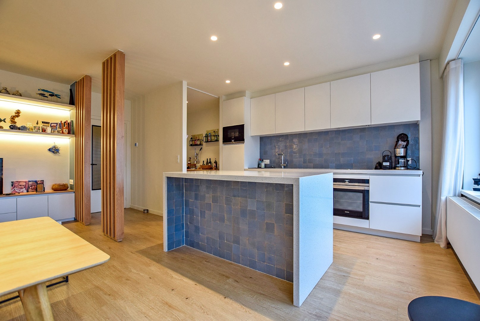 Gerenoveerd en gemeubeld 2-slaapkamerappartement gelegen in de winkelstraat van Nieuwpoort-Bad. - foto 2