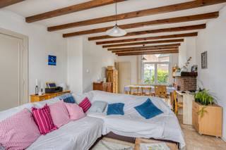 Deze charmante halfopen woning bevindt zich op een perceel van 409 m² en geniet van een uitstekende ligging op wandelafstand van winkels, openbaar vervoer, scholen en andere voorzieningen.<br /><br />Bij het betreden van de woning komen we via de inkomhal in de ruime en lichtrijke woonkamer, waar de hoge plafonds zorgen voor een aangenaam ruimtelijk gevoel. De leefruimte is ingedeeld in een gezellige zithoek en een aparte eethoek. Aansluitend vind je de volledig uitgeruste keuken en een badkamer voorzien van douche en toilet.<br /><br />Op de eerste verdieping geeft de nachthal toegang tot drie slaapkamers. Via een vaste trap bereik je de zolderverdieping, die perfect kan dienen als extra slaapkamer, hobbyruimte of bureau.<br /><br />Buiten geniet je van een volledig afgesloten, zonnige tuin met een aparte garage. Bovendien is er naast de woning extra parkeergelegenheid.<br /><br /><br />Mogelijke financiële tegemoetkomingen (indien u aan de voorwaarden voldoet): renovatiepremies, sloop &amp; heropbouw of renovatie aan 6% BTW.<br /><br />Dit pand is onderworpen aan de renovatieverplichting van de Vlaamse overheid voor niet-residentiële gebouwen (behoudens bij sloop binnen 5 jaar na de aankoop). Consulteer voor meer informatie de website van het Vlaams Energie- en Klimaatagentschap via https://www.vlaanderen.be/een-woning-kopen/renovatieverplichting-voor-residentiele-gebouwen-vanaf-2023.