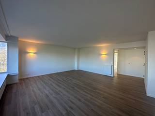 Welkom in dit prachtige en luxueuze appartement op de eerste verdieping van residentie Twenty One. Het appartement werd recent gerenoveerd naar de hedendaagse normen en stijl.<br />Bij het betreden van het appartement valt de prachtige renovatie meteen op door het vele lichtinval. Aan de linkerkant bevindt zich de ruime woonkamer met een moderne open keuken. Grote raampartijen zorgen voor overvloedig daglicht, en privacy is gegarandeerd zonder inkijk van andere gebouwen. De keuken werd volledig geïnstalleerd en voorzien van een vaatwasser, koelkast met diepvries, kookplaat, dampkap, combi-oven en overvloedige opbergruimte. Het prachtige keukeneiland doet dienst als extra opbergruimte aan de ene kant en als een gezellige ontbijtbar aan de andere kant. Er is ook een handige berging naast de keuken voor het bewaren van voorraad en andere spullen.<br />Aan de rechterkant van de inkomhal vindt u een apart toilet, gevolgd door een tweede bergruimte met aansluiting voor de wasmachine. De badkamer is voorzien van een ruime inloopdouche, dubbele wastafels en een handdoekverwarming voor extra comfort.<br />Beide slaapkamers zijn hebben een mooie oppervlakte en bieden toegang tot het terras aan de achterzijde van het appartement, waar u kunt genieten van frisse lucht en buitenruimte.<br />Het gebouw beschikt over een lift, een fietsenberging en een afvallokaal voor uw gemak. Dankzij de strategische ligging van het gebouw heeft u een uitstekende verbinding met alle belangrijke wegen in Oostende, evenals het bruisende stadscentrum.<br />Dit appartement heeft een maandelijkse huurprijs van 1275 Euro. Daarbij komt een forfait van 120 Euro per maand voor algemene kosten/ en een voorschot van 75 Euro per maand voor water en verwarming. Indien gewenst kunt u een buitenstaanplaats voor uw auto huren voor 90 Euro per maand, <br />Dit prachtige appartement is komt vrij op 01/04/2026 maar er is een mogelijkheid om deze reeds te huren vanaf 01/02/2026.. We nodigen u van harte uit om dit unieke appartement te komen bezichtigen en de luxe en comfort zelf te ervaren. Neem gerust contact op om een afspraak te maken.