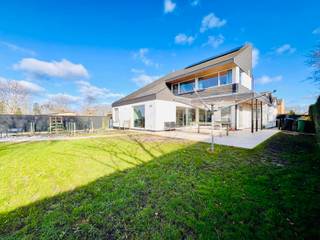 <p>Grotendeels gerenoveerde, commercieel gelegen handelswoning met een bruikbare oppervlakte van 322 m²!<br /><br />Wat deze eigendom bijzonder maakt? De vele mogelijkheden die ontstaan door de bruikbare oppervlakte en dubbele ingang: grote gezinnen, gezin die veel ruimte wenst, wonen-werken combineren – kangoeroewonen – deels eigen bewoning, deels verhuren, …<br /><br />De woning is ingedeeld als volgt:<br />Gelijkvloers: ruime inkomhal met gastentoilet en vestiairekasten – praktische wasplaats waar eveneens de CV-ketel is voorzien – bijzonder ruime woonkamer met zitgedeelte en eetplaats voorzien van grote raampartijen – keuken voorzien van kookeiland en zeer veel kastruimte, kookvuur, dampkap, oven, microgolfoven, vaatwasser, 1,5 spoelbak – koele beging aan de keuken - 3 gelijkvloerse slaapkamers waarvan 1 met douche en lavabo – badkamer met douche en dubbele lavabo<br /><br />1e verdieping: te bereiken via de prachtige travertin trap, toegankelijk vanuit de benedenverdieping alsook vanuit een afzonderlijke hoofdingang<br />Het verdiep bestaat uit een grote polyvalente ruimte die perfect in de delen is tot meerdere slaapkamers waardoor de woning dienst kan doen voor een groot gezin. Kan eveneens ingedeeld worden tot woonkamer met slaapkamers en keuken – badkamer met douche, lavabo en toilet met afzonderlijke boiler – mogelijkheid tot dakterras<br /><br />Zolder: te bereiken via vaste trap – mogelijkheid tot inrichten tot extra kamer. <br /><br />Buiten: ruime oprit met plaats voor meerdere wagens – laadpaal – aangelegde, volledig omheinde tuin met drainage systeem – nieuw aangelegd terras - moestuin – garage/bijgebouw met meerdere mogelijkheden<br /><br />Belangrijk om te weten:<br />- 11 zonnepanelen van 430kW<br />- Overal rolluiken voorzien<br />- Overal vliegenramen<br />- Hoogrendementsbeglazing<br />- Conforme elektriciteit<br />- Nieuwe condencerende ketels op gas<br />- Geïsoleerde vloeren, dak <br /><br />Graag de mogelijkheden van deze veelzijdige eigendom bekijken?<br />Contacteer Bonne Vastgoed 7 op 7 voor meer info op 050/73.73.73 of info@bonnevastgoed.be</p>