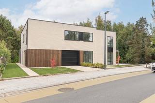 Ontdek deze prachtige halfopen nieuwbouwwoning gelegen op een unieke locatie langs de Dijle, met het Dijlepad dat een vlotte fiets-...