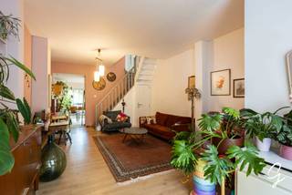 <p>TE KOOP – LEDEBERG</p>
<p>Wees welkom op onze bezoekdag 26/09 - Contacteer Bruno voor een afspraak of meer informatie via 0495 12 20 64</p>
<p>Gelegen in de Langestraat 103 te Ledeberg, bieden wij deze charmant gerenoveerde woning aan, voorzien van alle modern comfort. Dankzij de uitstekende ligging op wandelafstand van zowel de Gentbrugse Meersen als Gent-centrum geniet u hier van een ideale combinatie van wooncomfort en bereikbaarheid. De woning ligt in de directe nabijheid van belangrijke uitvalswegen en openbaar vervoer. Praktische voorzieningen zoals een grootwarenhuis, slagerij, bakkerij, … bevinden zich op wandelafstand.</p>
<p>Via de inkomhal betreedt u de ruime leefruimte, met achteraan een goed uitgeruste keuken. Op het gelijkvloers is er tevens een toilet. Achteraan de woning ligt een zuidgericht, groen tuintje. Op de eerste verdieping bevinden zich de badkamer en twee comfortabele slaapkamers. Op de derde verdieping is er een zeer ruime slaapkamer, voorzien van airconditioning.</p>
<p>De woning werd in 2015 volledig gerenoveerd en onderging de afgelopen jaren nog een aantal energetische ingrepen. Ze is uitgerust met zonnepanelen en beschikt over een zeer gunstig EPC-label A. De vermelde prijs is een indicatieprijs.<br />Alle documenten zijn beschikbaar op onze website, cornelis-goeman.be</p>
<p>Wenst u graag een bezoek? Contacteer Bruno voor een afspraak of meer informatie via 0495 12 20 64</p>