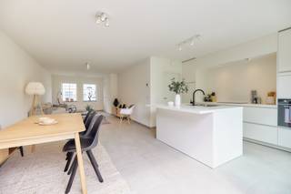 Hectaar bouwt energiezuinige en praktisch ingerichte nieuwbouwwoningen op een rustige ligging in Willebroek.<br />De woningen zijn rustig gelegen in een doodlopende straat maar toch zeer centraal nabij alle voorzieningen en invalswegen.<br />Ideaal voor mensen die bereikbaarheid zoeken maar vooral rust.<br /><br />Bij elke woning krijgt de koper de kans om volledig inspraak te hebben in de inrichting en afwerking van de woning. In samenspraak met onze betrouwbare partnerleveranciers kies je zelf de materialen en afwerking volgens smaak en budget – zo maak je van deze woning écht jouw thuis.<br /><br /><strong>Indeling lot 01;</strong><br />Gelijkvloers: Inkomhal met gastentoilet, lichtrijke leefruimte met grote raampartijen en open keuken<br />Verdieping: Nachthal met apart toilet, 2 zeer ruime slaapkamers (14,8m² - 13,7m²), badkamer met ligbad, inloopdouche en dubbele lavabo<br />Zolder: Ruime zolder (39,7m²) bereikbaar via zolderluik – ideaal als uitbereiding voor extra slaapkamers/hobbyruimte<br /><br /><strong>Troeven van deze woningen:</strong>
<ul>
<li>Energiezuinig wonen</li>
<li>Zuidgerichte tuinen</li>
<li>Vloerverwarming op het gelijkvloers</li>
<li>Zonnepanelen inbegrepen </li>
<li>Regenwaterput van 7.500L aangesloten op toiletten, wasmachine en buitenkraan</li>
<li><strong>Aankoop mogelijk aan 6% btw! </strong></li>
</ul>
Wens je een woning op maat, met aandacht voor licht, ruimte en energiezuinigheid? Contacteer ons vandaag nog voor meer informatie of een afspraak op kantoor te Asse.