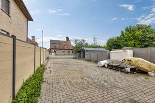 <p><strong>Deze ruime en degelijk gebouwde bungalow</strong> is rustig gelegen nabij Haaltert, Nieuwerkerken en Mere, op een perceel van maar liefst <strong>10a 88ca</strong>. De eigendom omvat<strong> een comfortabele woning, een ruime loods of een perceel bouwgrond voor open bebouwing </strong>indien de loods zou gesloopt worden. De woning beschikt over een inkomhal met vestiaire en gastentoilet, een lichtrijke leefruimte met gashaard, een bureauruimte, een volledig ingerichte keuken, een vernieuwde badkamer, <strong>drie slaapkamers</strong> en een droge kelder. <strong>Via de ruime veranda met zicht op de tuin en het terras bereikt u de garage </strong>met automatische poort, technische ruimte en wasplaats. Aansluitend bevindt zich een magazijn van ca. <strong>110 m²</strong> met een extra verdieping van ca. <strong>150 m²</strong>, ideaal voor opslag, atelier of zelfstandige activiteit. De eigendom is bereikbaar via zowel de voor- als achterzijde (Kouterstraat) en beschikt achteraan over<strong> een ruime oprit </strong>met plaats voor meerdere voertuigen. <strong>20 zonnepanelen</strong> - Recente cv-installatie op aardgas - Airco - Alarm - Automatische zonnewering - Buitenschrijnwerk in PVC met dubbele beglazing - Rolluiken en muggenramen - Natuurstenen vloeren - <strong>Een uiterst degelijke afwerking met duurzame materialen.</strong> Een veelzijdige eigendom met tal van mogelijkheden voor een groot gezin, co-housing, zelfstandigen of hobbyisten. Een unieke kans voor wie op zoek is naar ruimte, comfort en potentieel. (Maatregelenregister in aanvraag)</p>