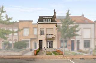 <p><strong>Blankenberge: Verder af te werken gezinswoning met 5 slaapkamers, tuin en autostaanplaats</strong></p>
<p>Op zoek naar een ruime gezinswoning met veel potentieel in Blankenberge? Ontdek deze verder af te werken woning in de Groenestraat 28, gelegen in een rustige en aangename woonwijk. Deze woning biedt heel wat mogelijkheden voor wie op zoek is naar ruimte, een grote tuin én een eigen parkeerplaats. </p>
<p><strong>Indeling:</strong> Gelijkvloers: Inkomhal, woonkamer, keuken, badkamer, wasplaats, apart toilet en een grote tuin. + parkeerplaats voor de woning</p>
<p>1e verdieping: 3 slaapkamers</p>
<p>2e verdieping: 2 slaapkamers + zolder</p>
<p><strong>Troeven: </strong></p>
<ul><li>Elektriciteit reeds volledig vernieuwd (conforme keuring aanwezig).</li><li>Leidingen voor centrale verwarming op het gelijkvloers aanwezig (EPC-simulatie met centrale verwarming = 278 kWh/m².jaar (= C)).</li><li>Autostaanplaats.</li><li>Grote tuin.</li><li>5 slaapkamers.</li></ul>
<p>Meer informatie? Contacteer Maarten op het nummer 050 42 58 98.</p>